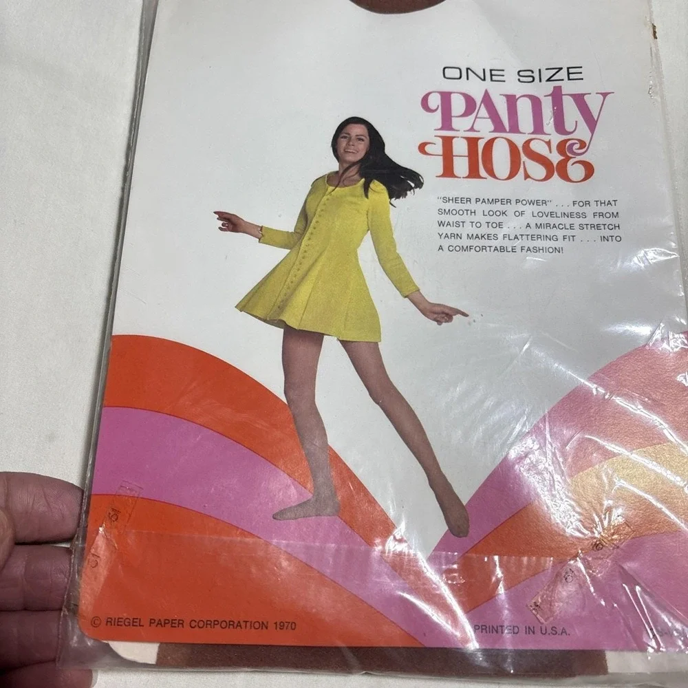 Vintage 1970s Taupe Stretch Nylon Pantyhose W/ Model One Size Cinnamon‎